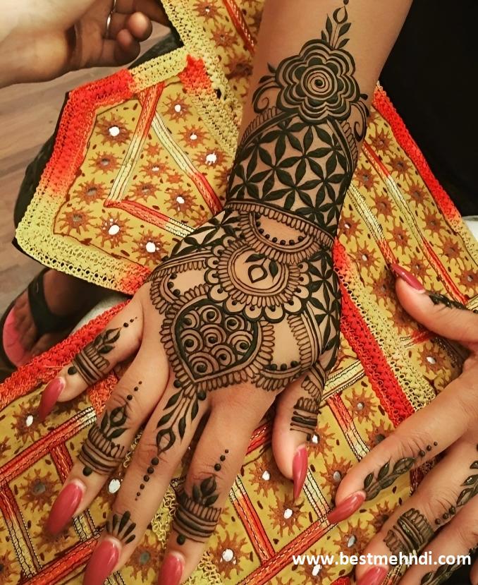 simple stylish back hand mehndi designs photo