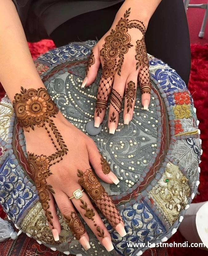 check mehndi design back hand