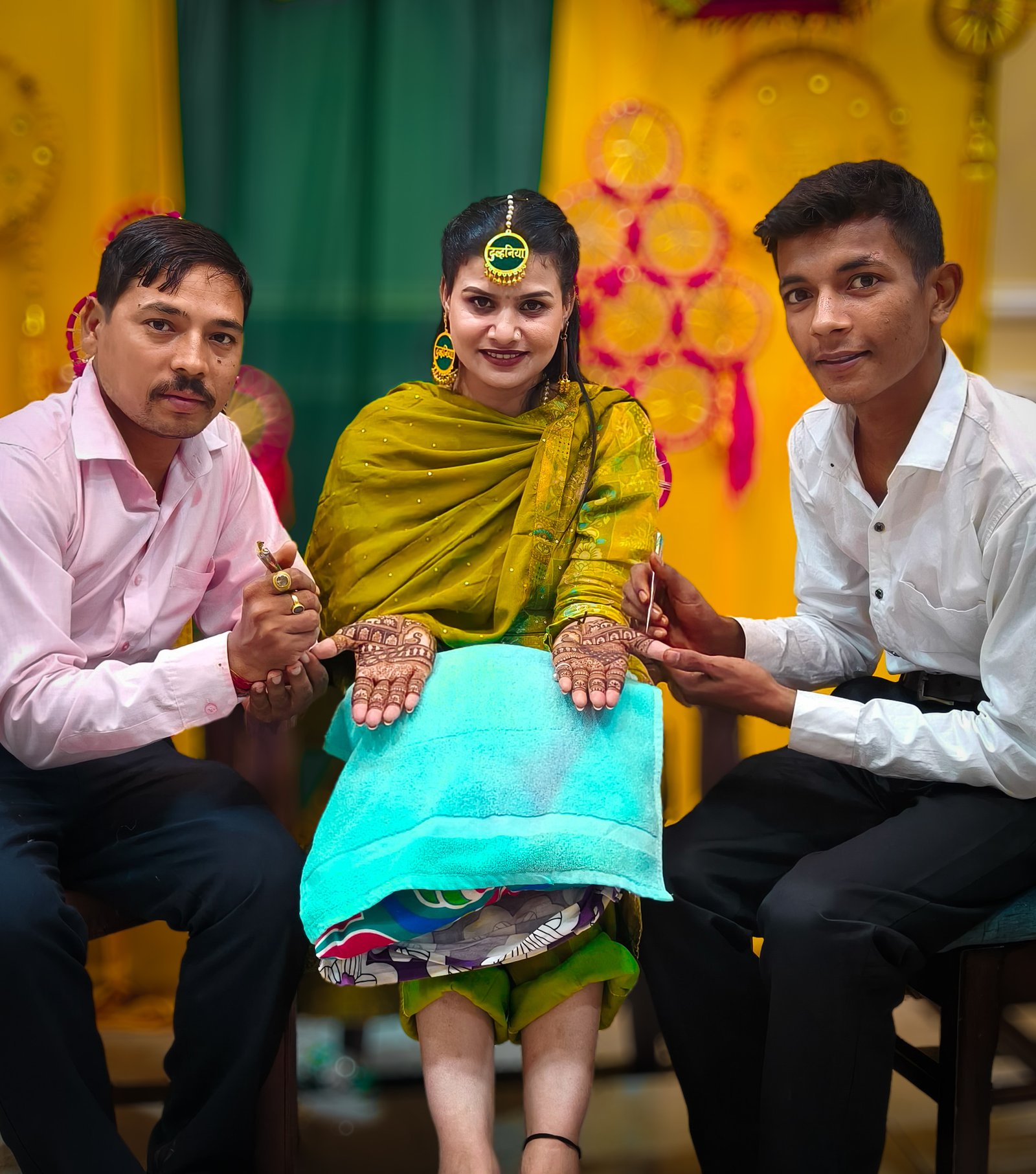 lagate hue mehandi photo.jpg